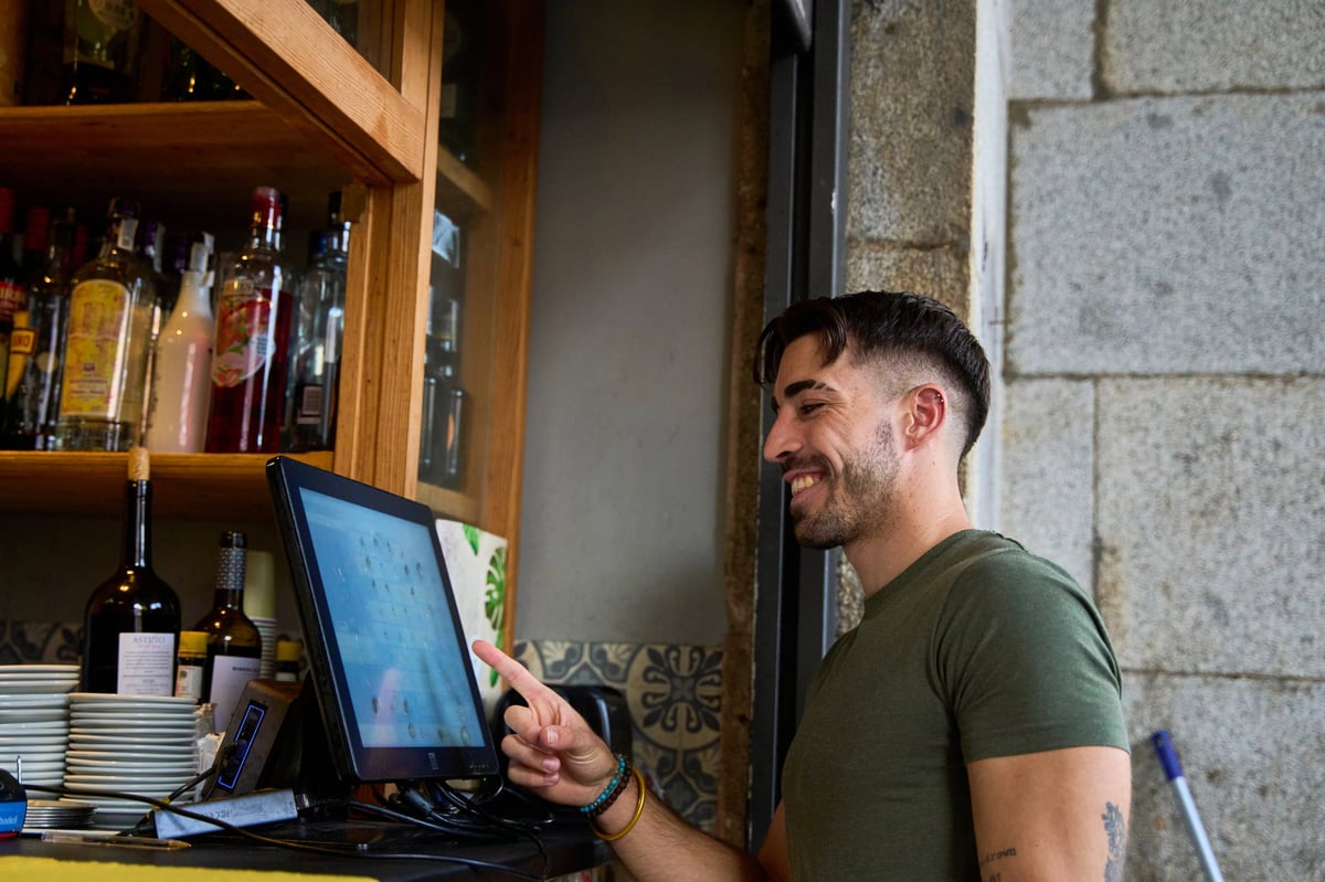 Medarbejder der bruger STACKD Terminal touchscreen i en bar