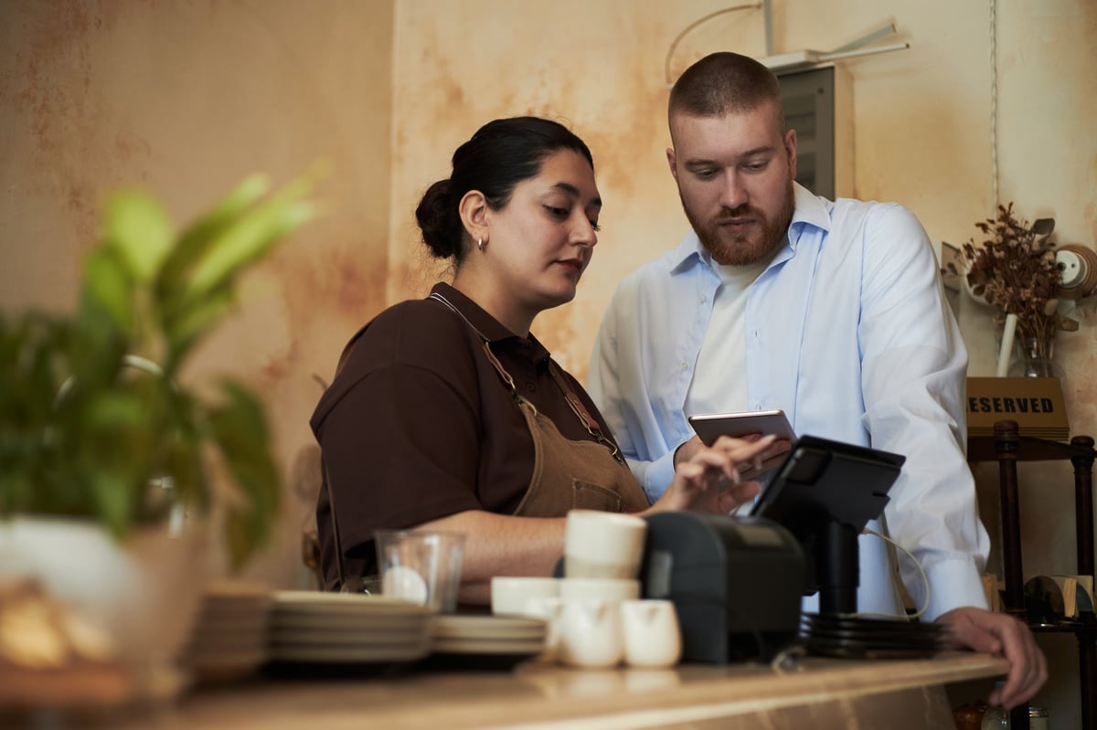 To medarbejdere der bruger STACKD Terminal i en café