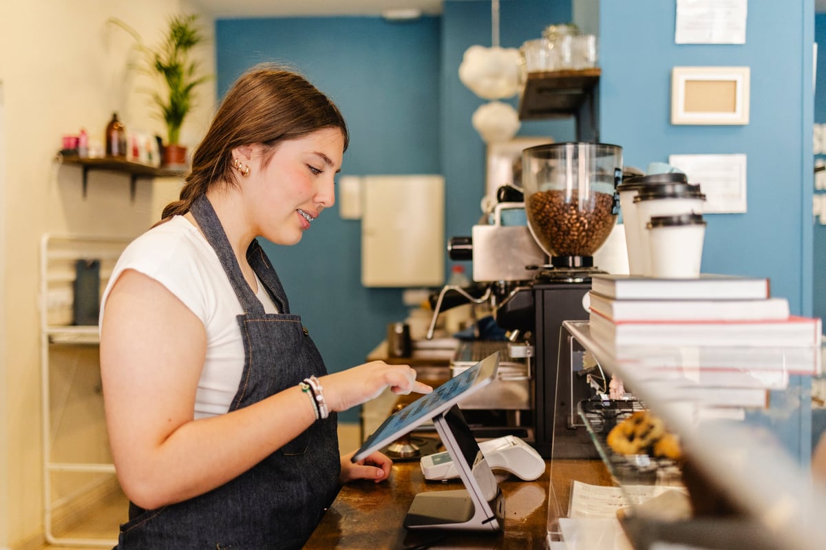 Barista der bruger STACKD på en tablet i sin café